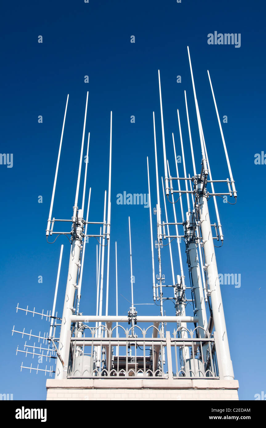 Antena celular 4g, 5g contra el cielo azul, close-up