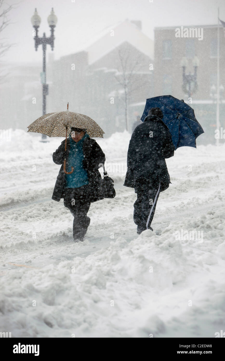 La gente camina con paraguas en las calles cubiertas de nieve durante una  tormenta de invierno en Boston Massachusetts Fotografía de stock - Alamy
