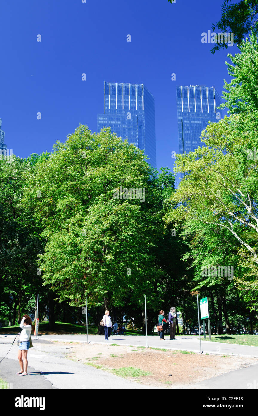 Esquina sur del parque central con dos torres de edificios de Time Warner, Manhattan, Ciudad de Nueva York, EE.UU. Foto de stock