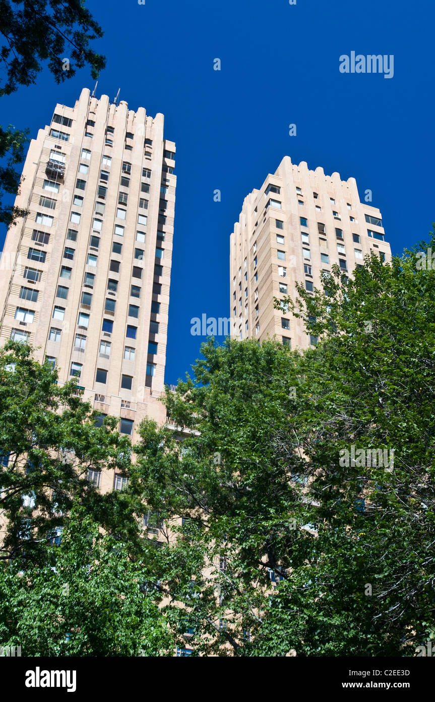 Dos torres de 29 pisos, la majestuosa casa de apartamentos, 115 Central Park West, Manhattan, Ciudad de Nueva York, EE.UU. Foto de stock