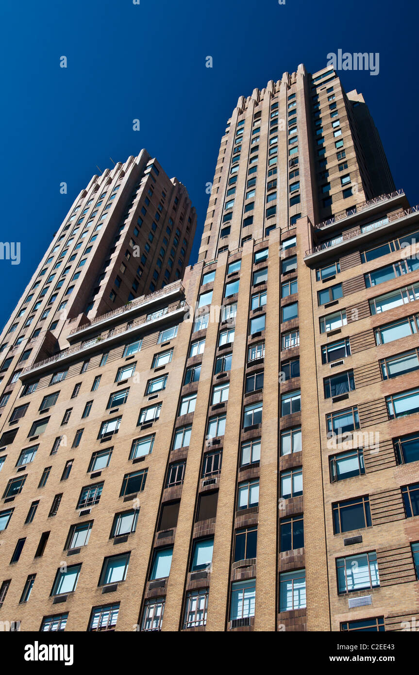 Dos torres de 29 pisos, la majestuosa casa de apartamentos, 115 Central Park West, Manhattan, Ciudad de Nueva York, EE.UU., condo, rico, rico Foto de stock