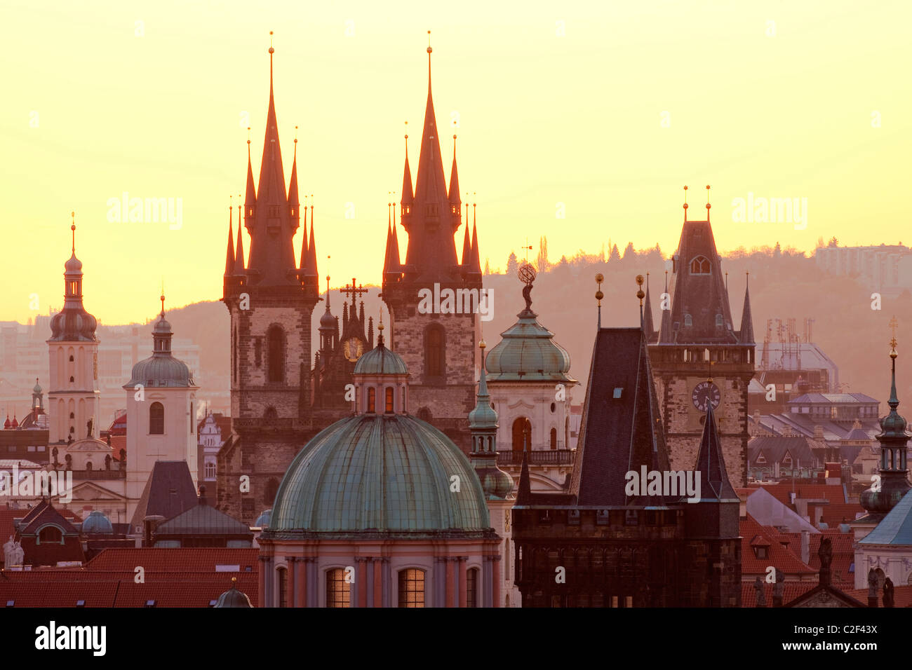 Praga, República Checa - Torres de la ciudad vieja y la iglesia de Tyn Foto de stock