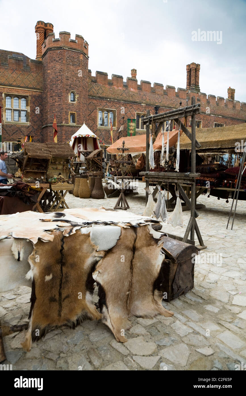 Recreación de un moderno MEDIEVAL medieval / / mercado histórico medieval que fue una escena de película ambientada en Hampton Court Palace. UK Foto de stock