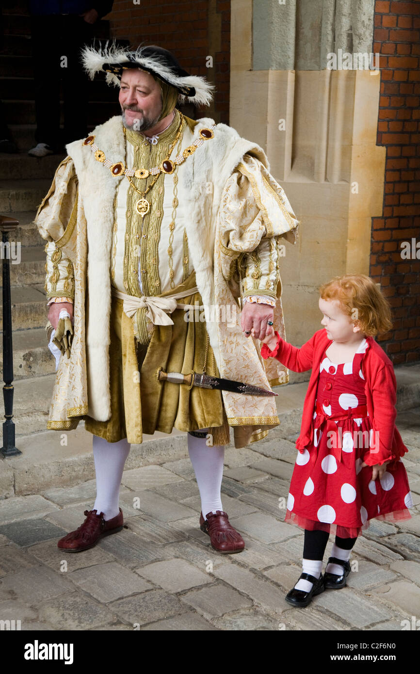 Actor de carácter que interpreta el papel de rey Henry 8 / 8 / th & posando con niño/niña para una fotografía. Hampton Court Palace UK Foto de stock