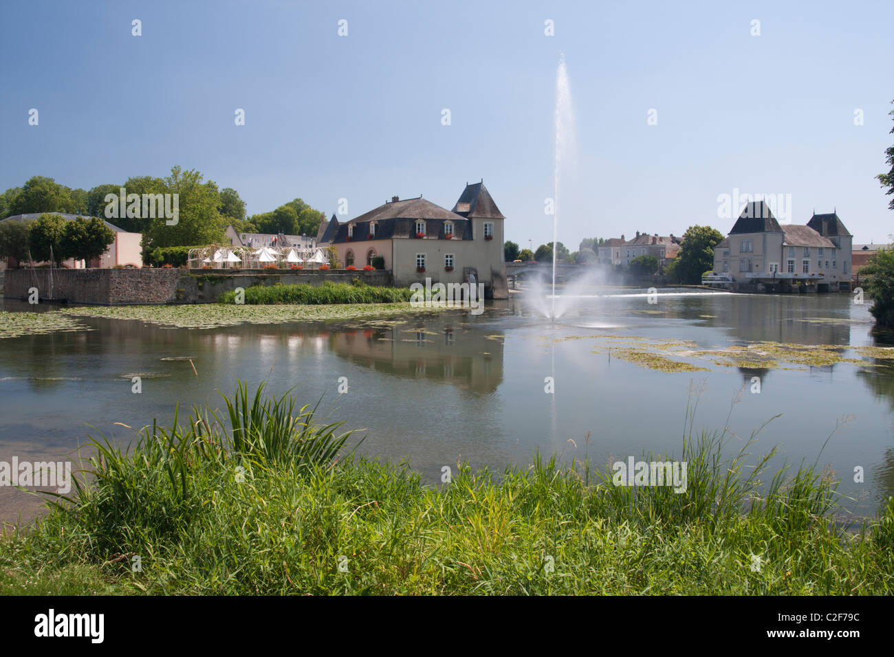 La gran fuente de agua en la ciudad de La Fleche en la región de Pays de la Loire en el noroeste de Francia. Foto de stock