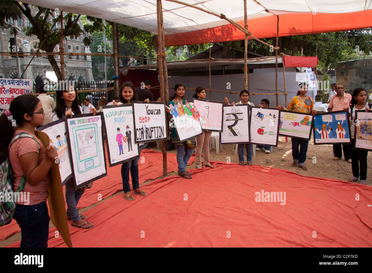 Estudiante simpatizantes con pancartas en las que participan en la lucha contra la corrupción de Anna Hazare rally en Azad Maidan, en Mumbai, India, Asia. Foto de stock