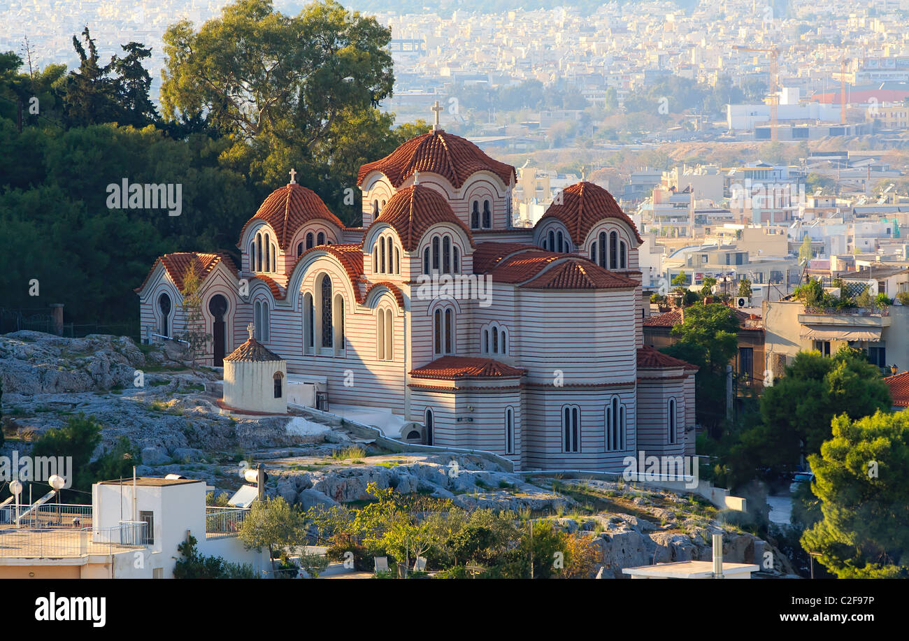 Hermosa Iglesia Ortodoxa Griega cerca de Pnyx, en Atenas, Grecia Foto de stock