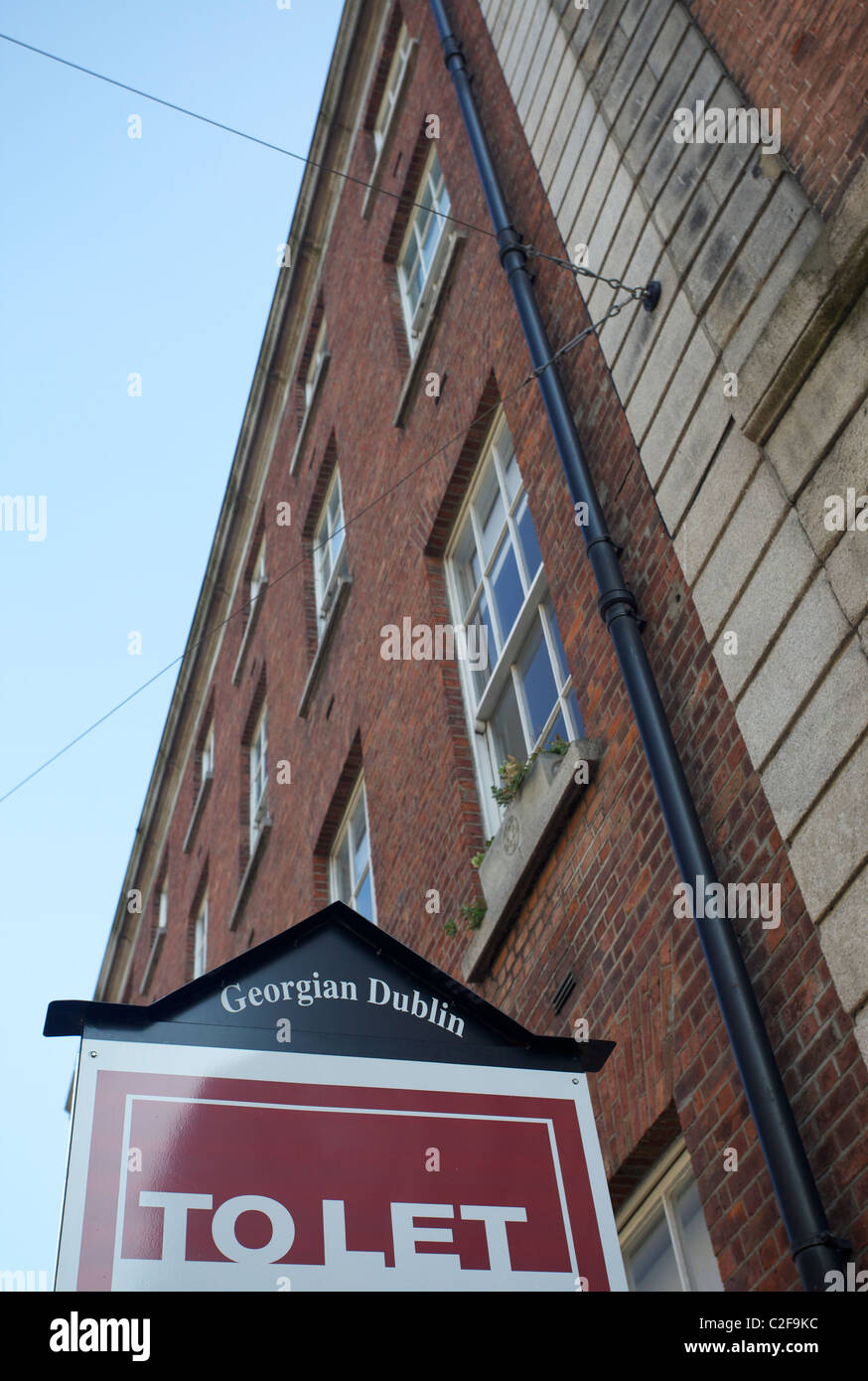 Para que firmen en el distrito de negocios de Dublín con una casa georgiana en segundo plano. Foto de stock