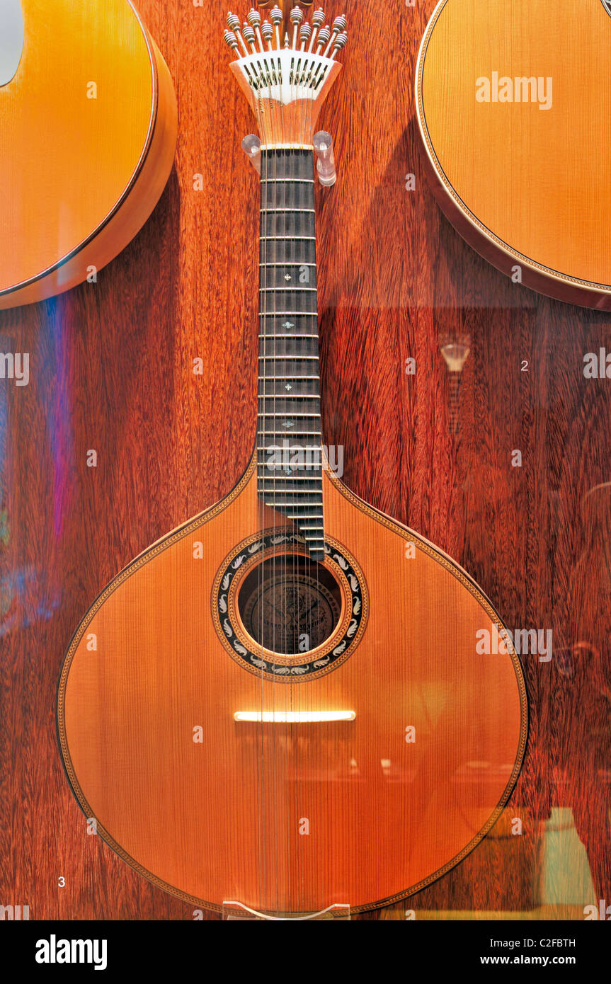 Fado guitar fotografías e imágenes de alta resolución - Alamy