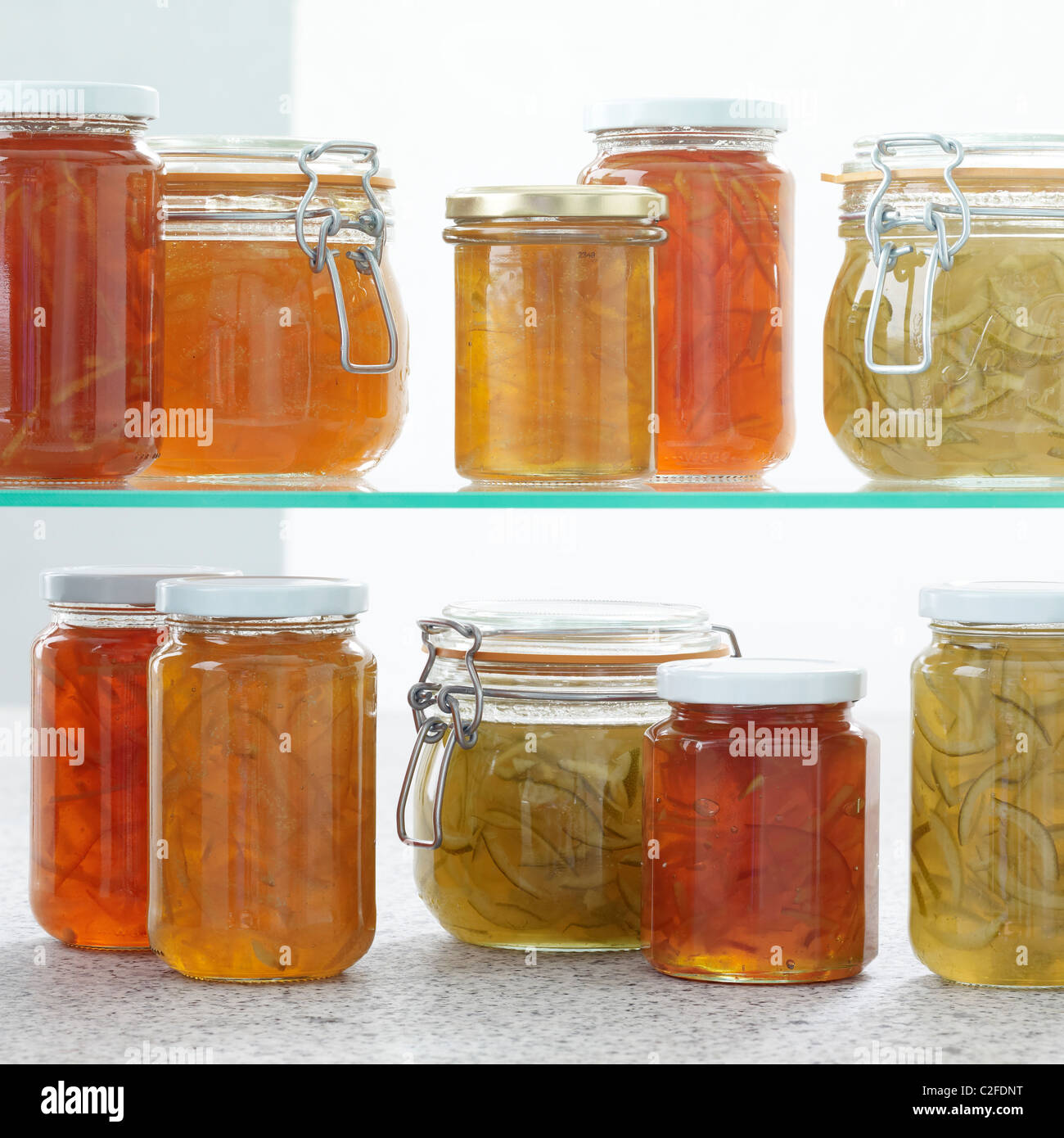 Frascos de mermelada casera en estantes de cristal Fotografía de stock -  Alamy