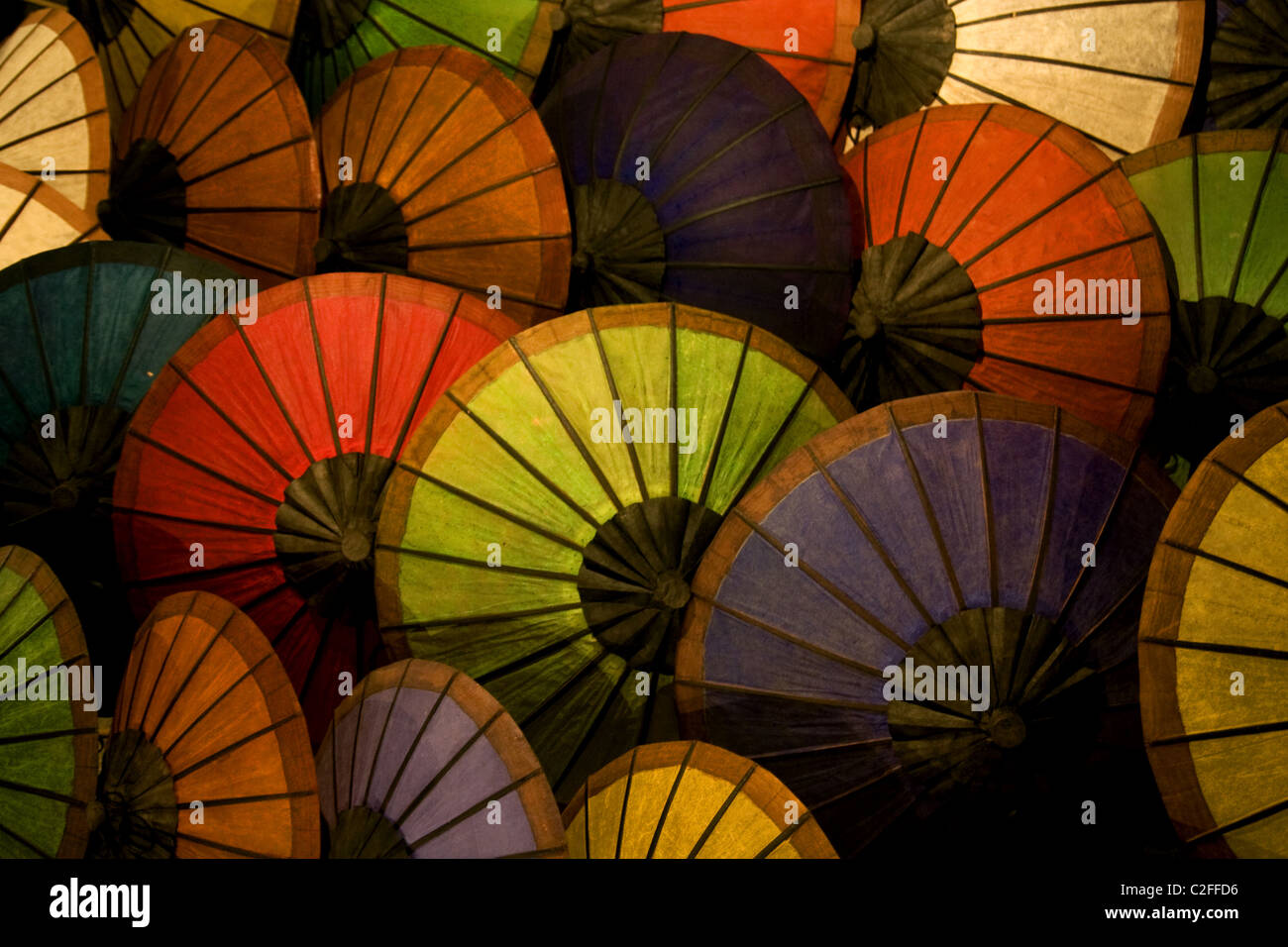 El laosiano paraguas en el mercado oriental Foto de stock