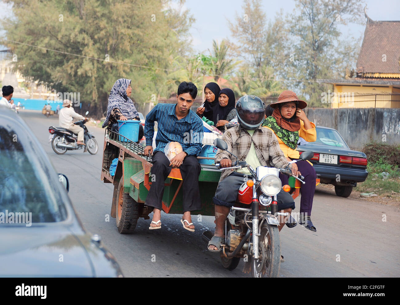 Las personas que viajan al trabajo en una moto impulsada carretilla. Phnom  Penh Fotografía de stock - Alamy