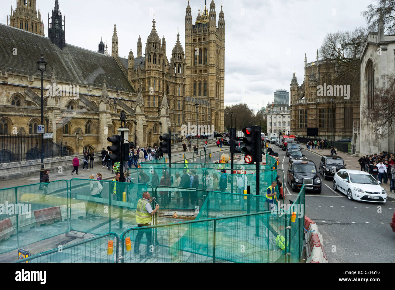 Obras en la carretera junto a las Casas del Parlamento, Londres, Inglaterra, Reino Unido. Foto de stock