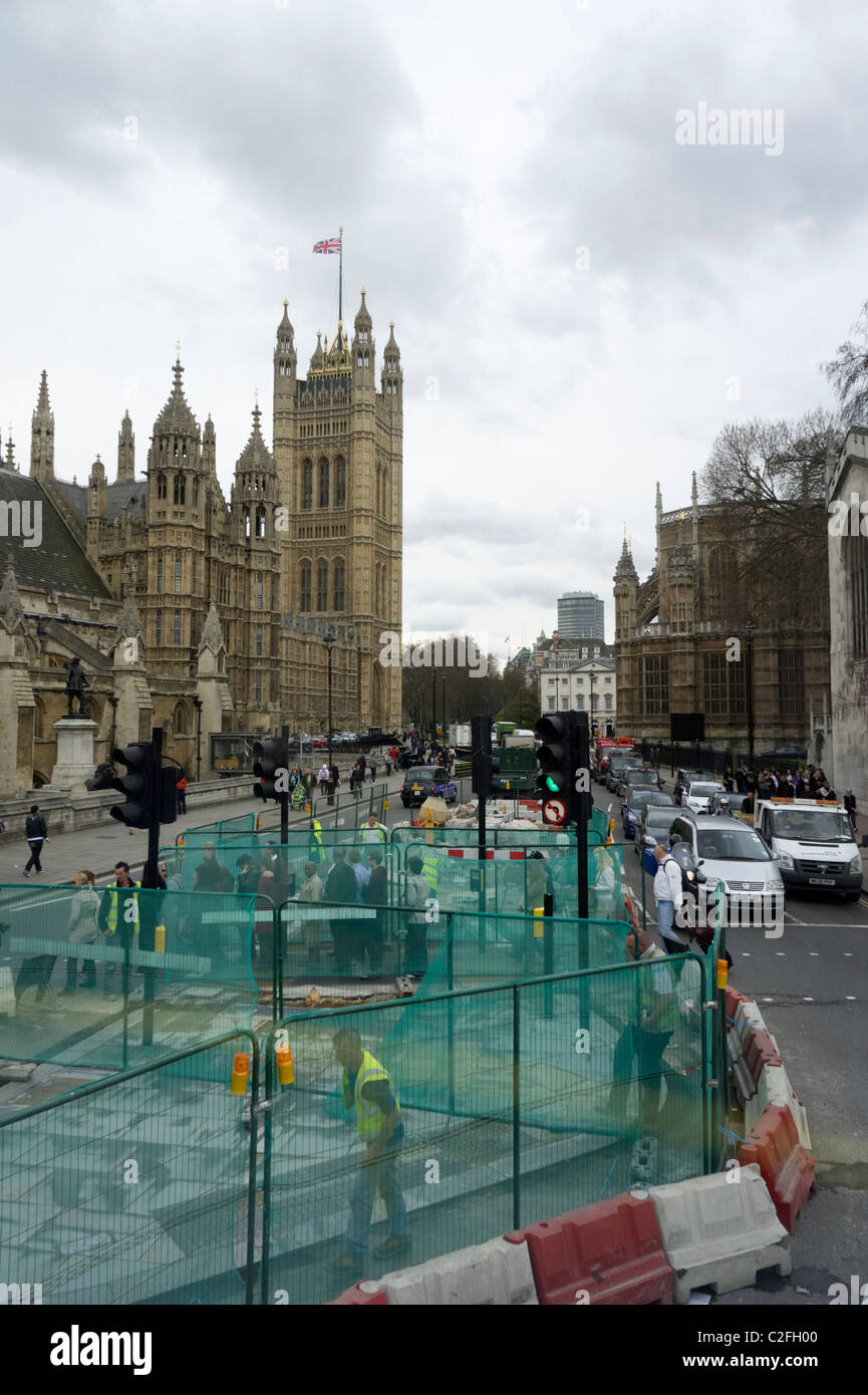 Obras en la carretera junto a las Casas del Parlamento, Londres, Inglaterra, Reino Unido. Foto de stock