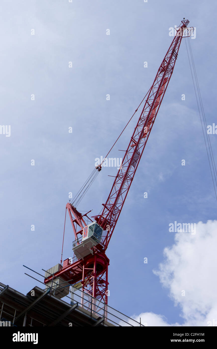 Grúa de construcción contra un cielo azul Foto de stock