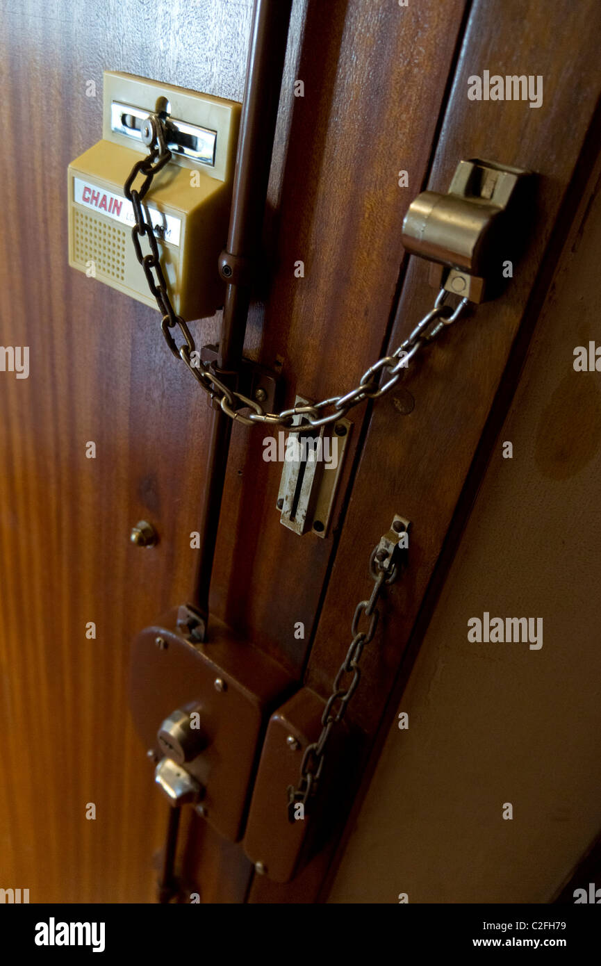 Cadena deslizante cerraduras de puertas con alarma Fotografía de stock -  Alamy