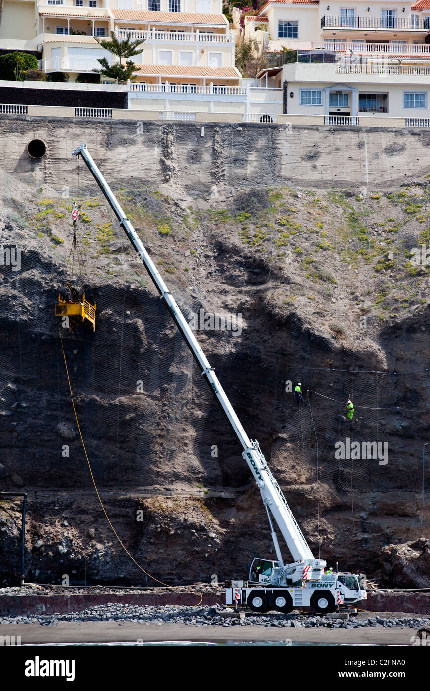 Una grúa telescópica admite acantilado de refuerzo en Los Gigantes, Tenerife Foto de stock