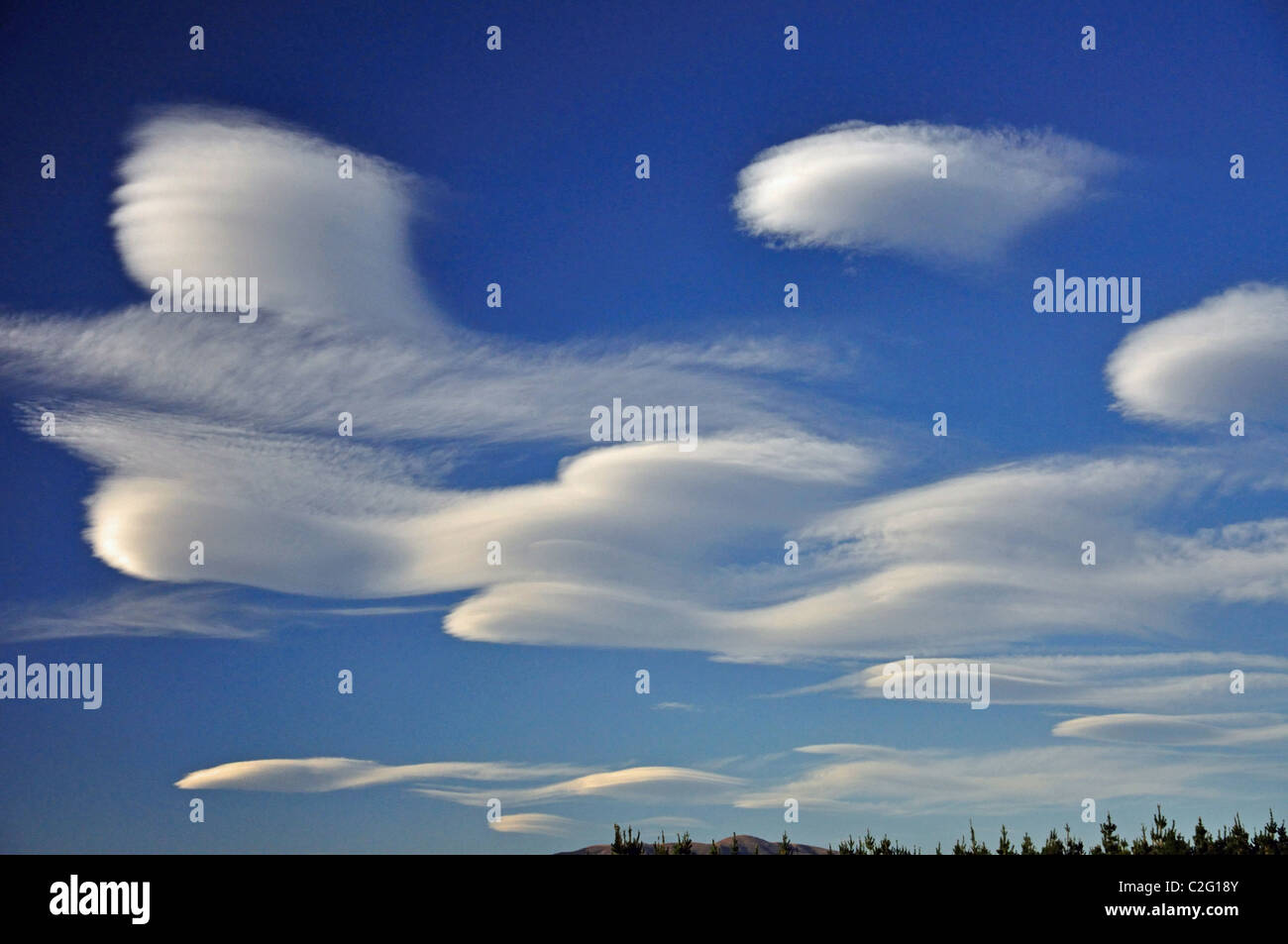 Altocúmulos Lenticularis formaciones nubosas, cerca de los Alpes del Sur, la región de Canterbury, Isla del Sur, Nueva Zelanda Foto de stock