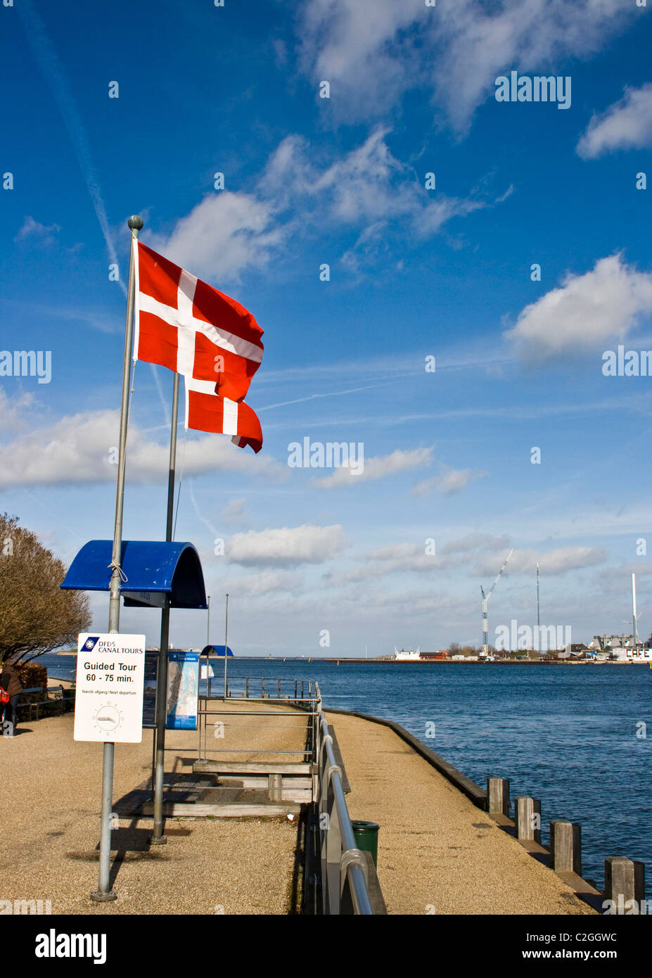 Dos danesas (Dannebrog) banderas ondeando contra un cielo azul Copenhague estrecho de Oresund Dinamarca Escandinavia Europa Foto de stock