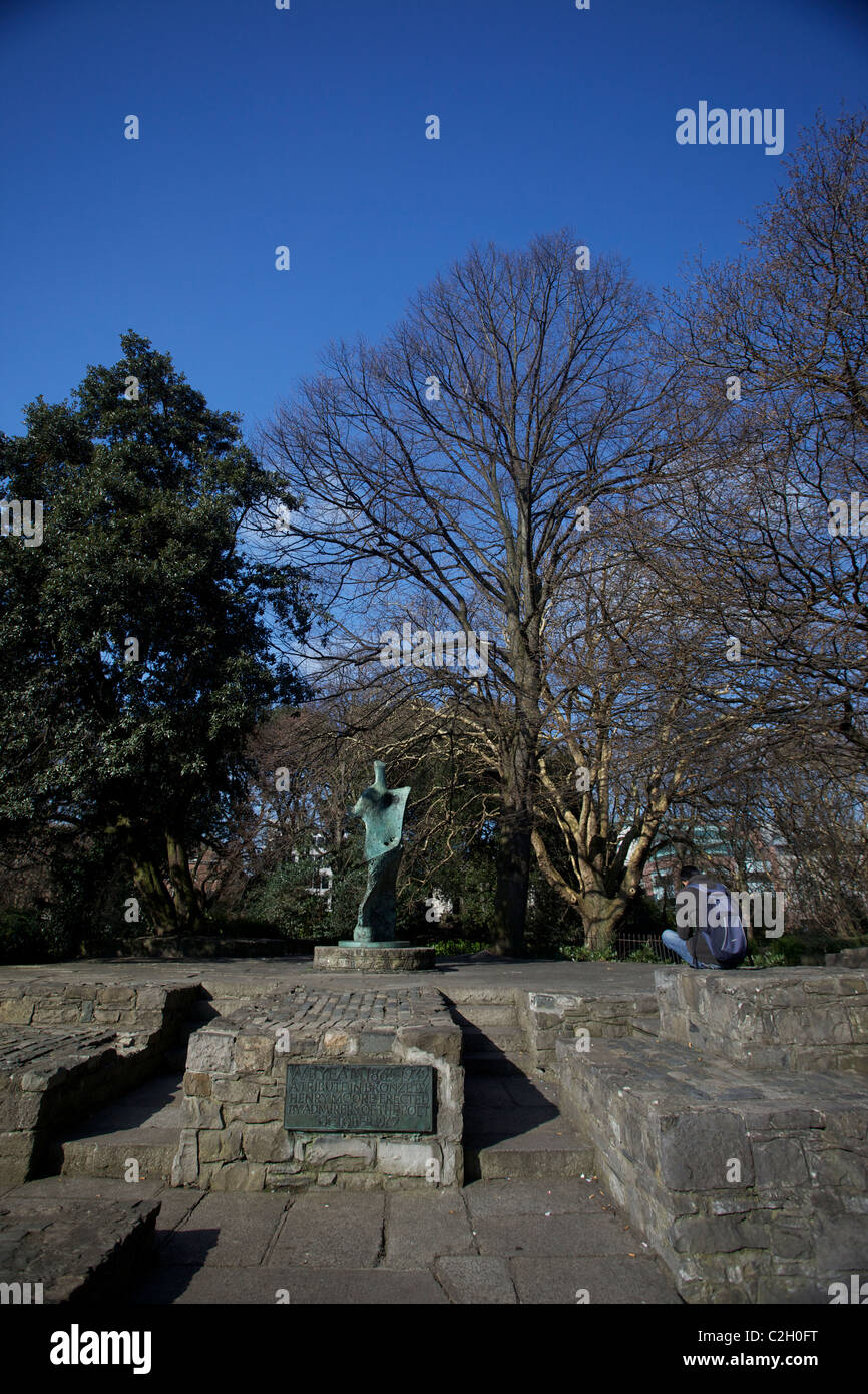 Estatua,St Stephens Green,árboles,parque,espacio verde,el centro de la ciudad de Dublin Irlanda soleados cielos azules Luas Foto de stock