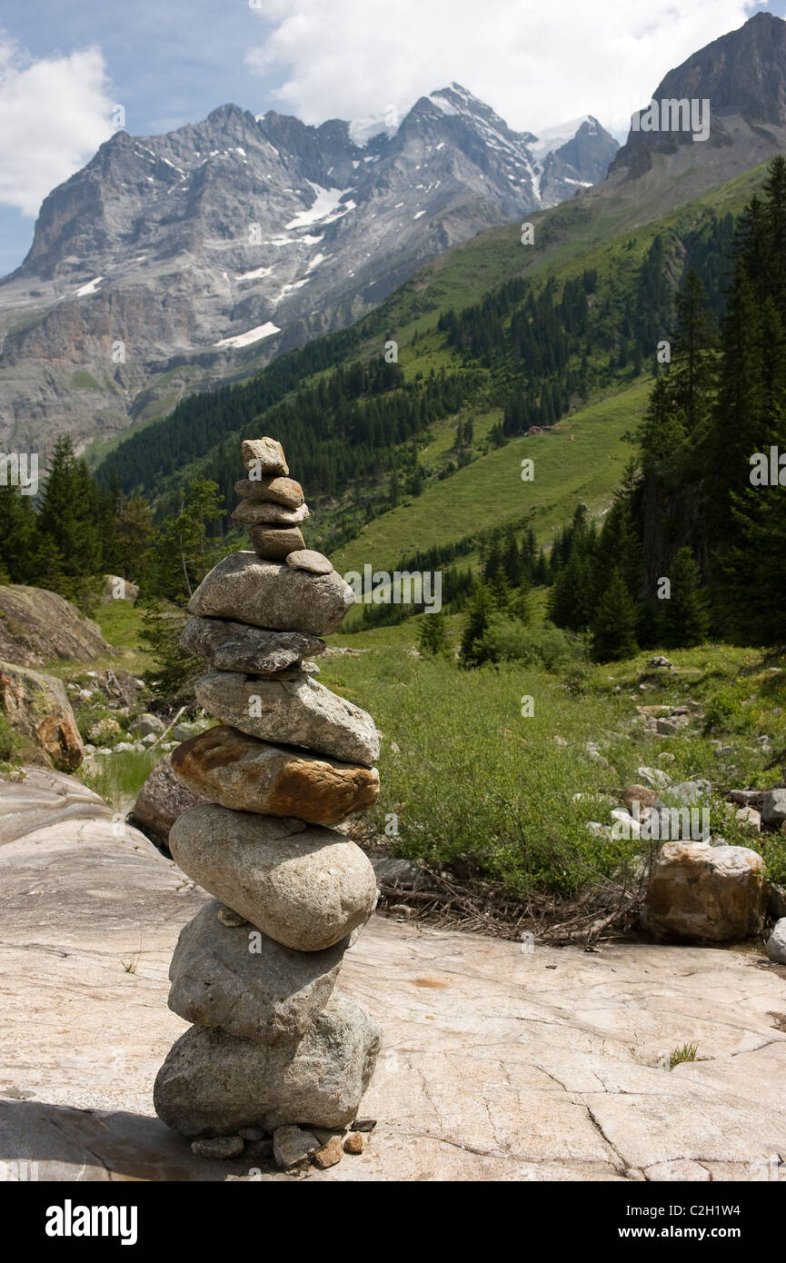 Piedras apiladas en la parte delantera de la montaña de Jungfrau, Lauterbrunnental, Suiza Foto de stock