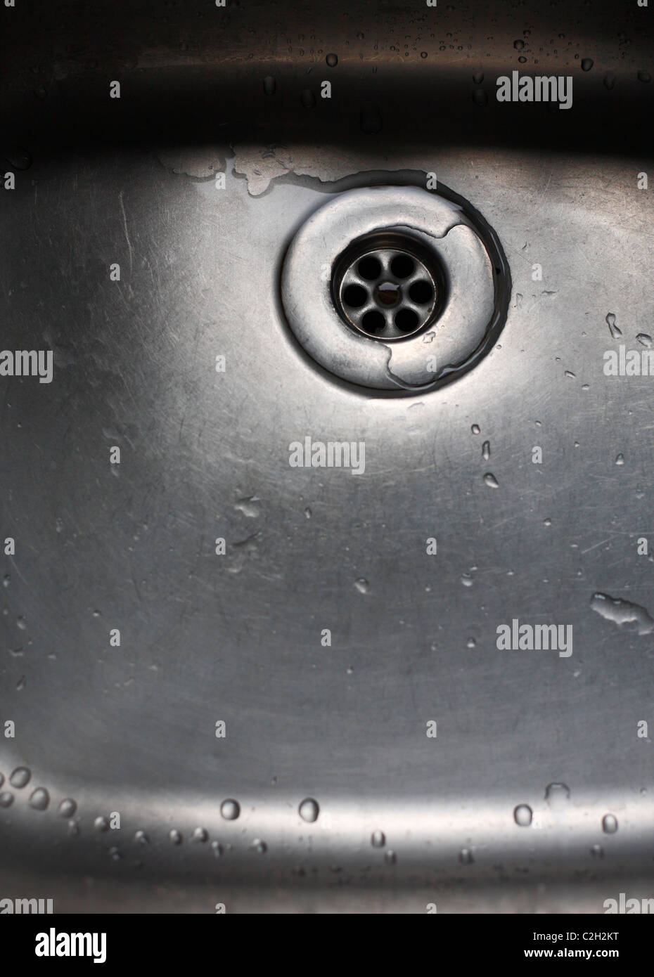 Fregadero de acero inoxidable y para desagües. Foto de stock
