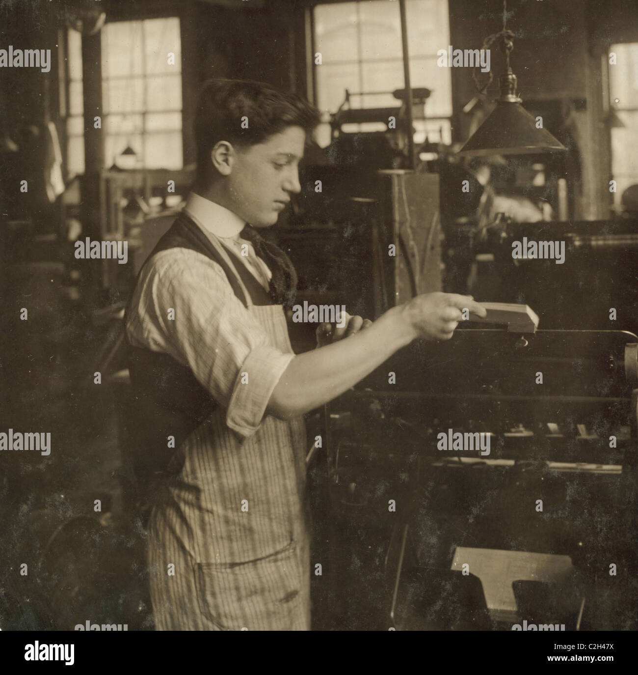 El funcionamiento de una prensa automática. Índice de Boston Card Co., 113 Purchase Street. Foto de stock