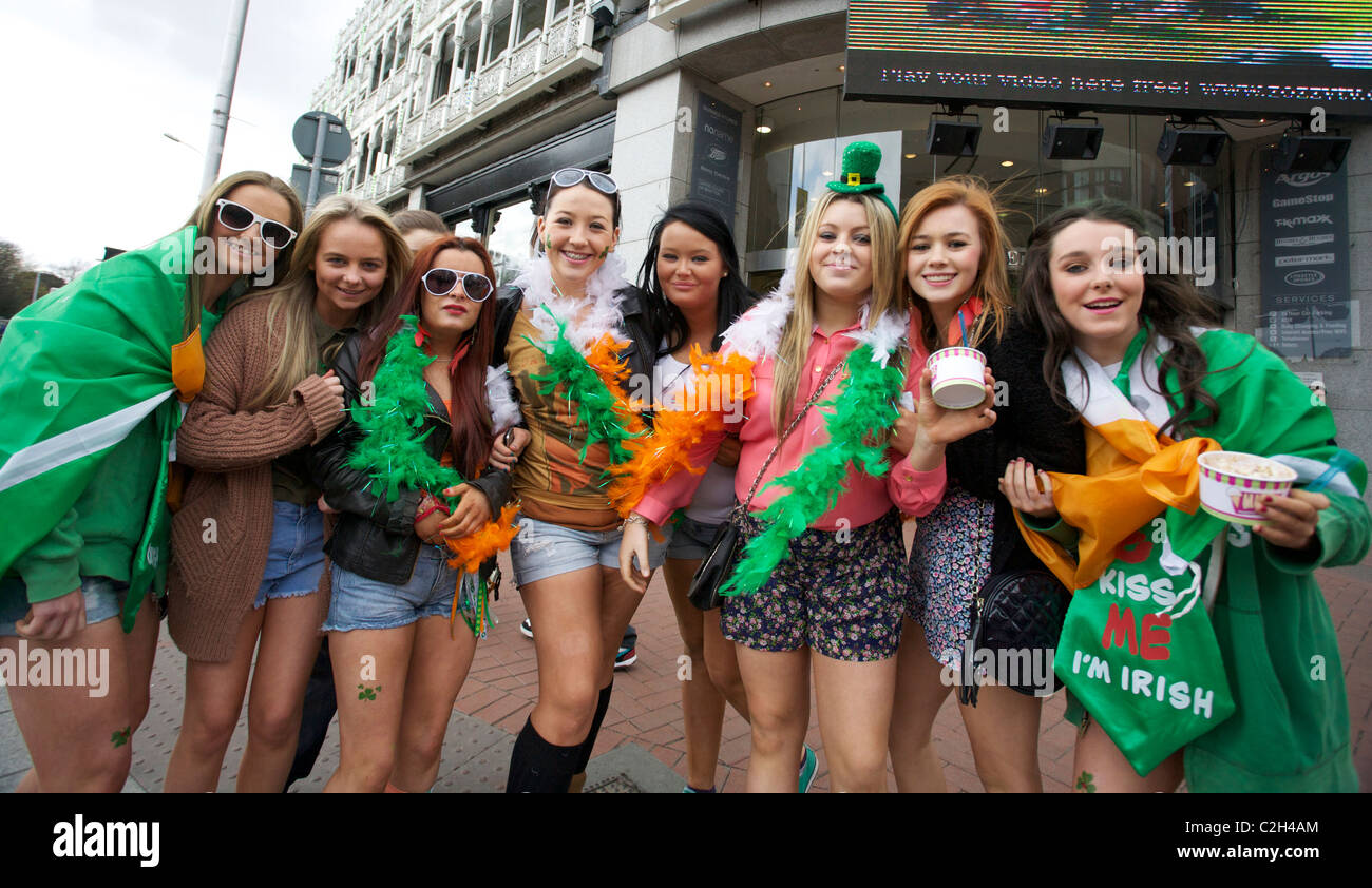 Las personas en traje de fiesta y asistir al desfile del Día de San  Patricio en Dublín, Irlanda. Vestidos con los colores de Irlanda Fotografía  de stock - Alamy