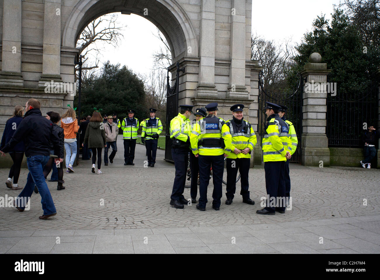 La Garda Siochana fuera de las puertas de entrada de St Stephens Green, Dublin, Irlanda el Día de San Patricio. Foto de stock