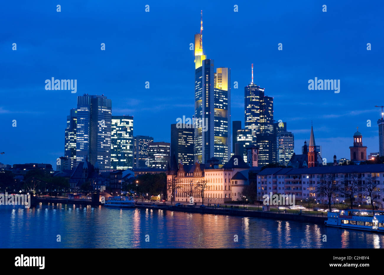 Horizonte de Frankfurt, en la noche, Frankfurt am Main, Alemania Foto de stock