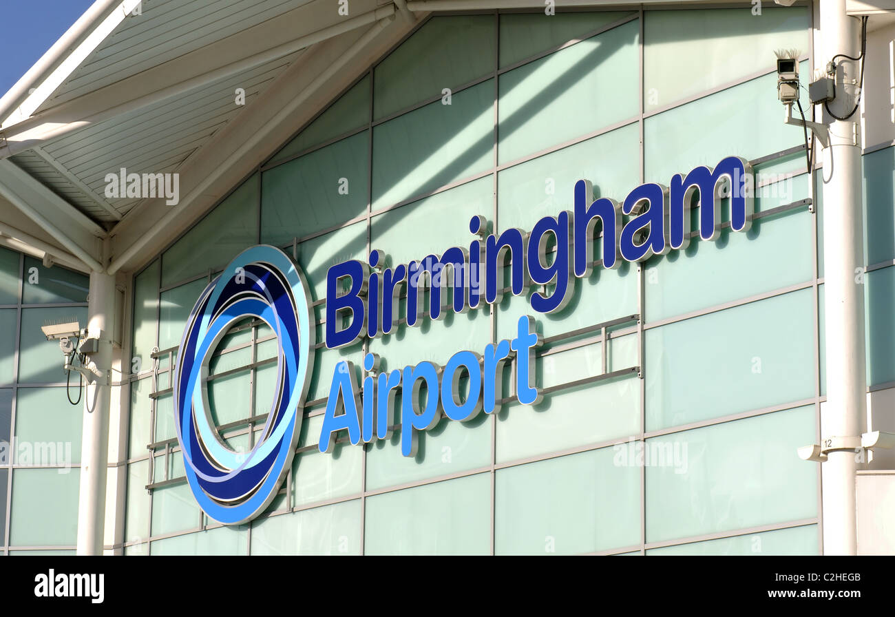 El logo y nombre del aeropuerto de Birmingham en el edificio de la terminal, Inglaterra, Reino Unido. Foto de stock