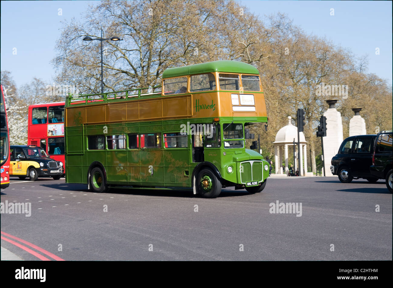 Un autobús Routemaster rondas de Hyde Park Corner mientras opera un