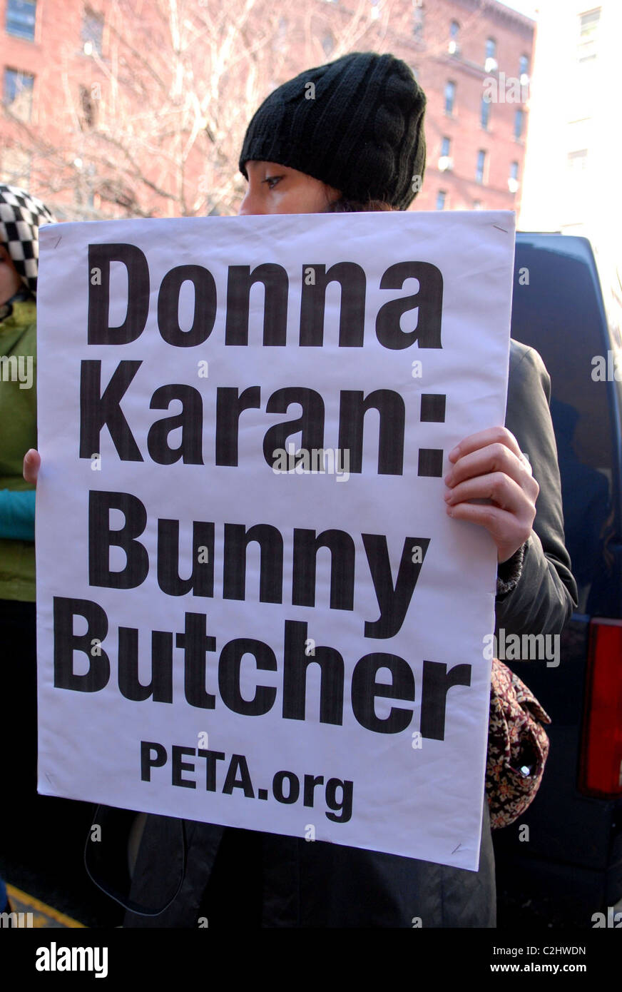 Los manifestantes PETA permanecer fuera de la DKNY Fashion show en 711 Greenwich Street, llamando designer Donna Karan una 'Bunny Butcher' nueva Foto de stock