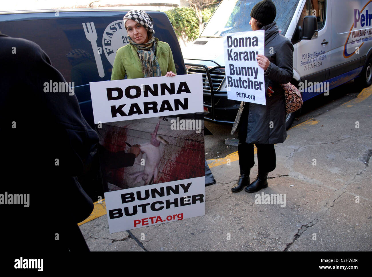 Los manifestantes PETA permanecer fuera de la DKNY Fashion show en 711 Greenwich Street, llamando designer Donna Karan una 'Bunny Butcher' nueva Foto de stock