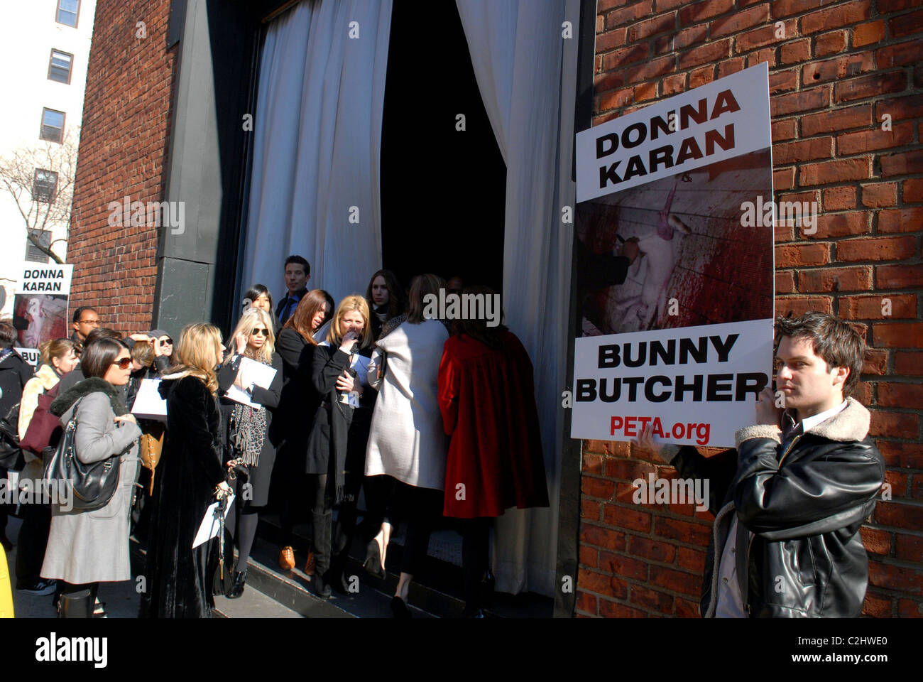 Los manifestantes PETA permanecer fuera de la DKNY Fashion show en 711 Greenwich Street, llamando designer Donna Karan una 'Bunny Butcher' nueva Foto de stock