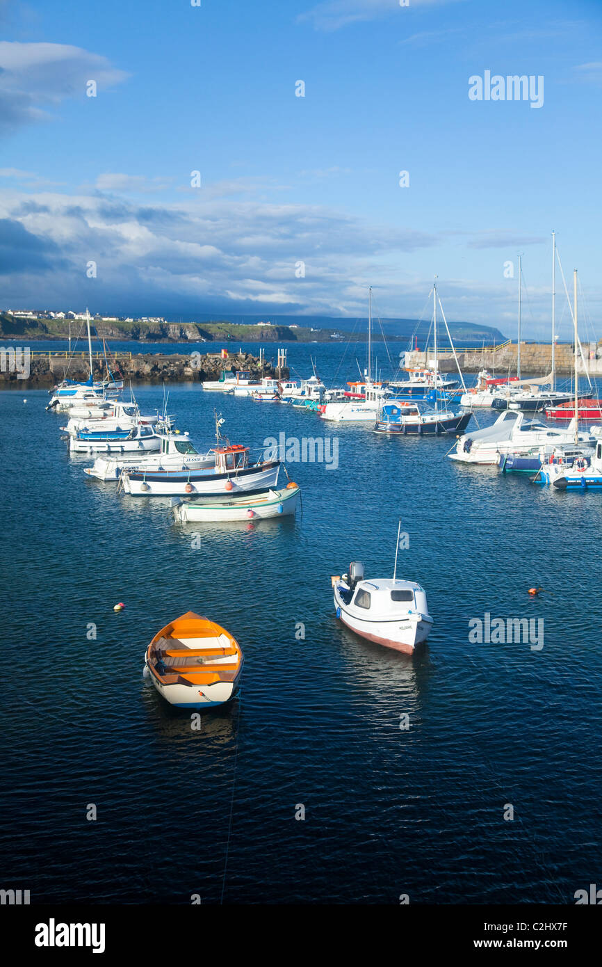 Yates y barcos pesqueros amarrados en el puerto de Portrush, Condado de Antrim, Irlanda del Norte. Foto de stock