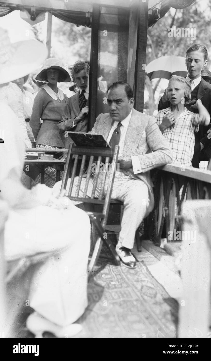 Enrico Caruso se recuesta en presidir la celebración de una junta con música Foto de stock
