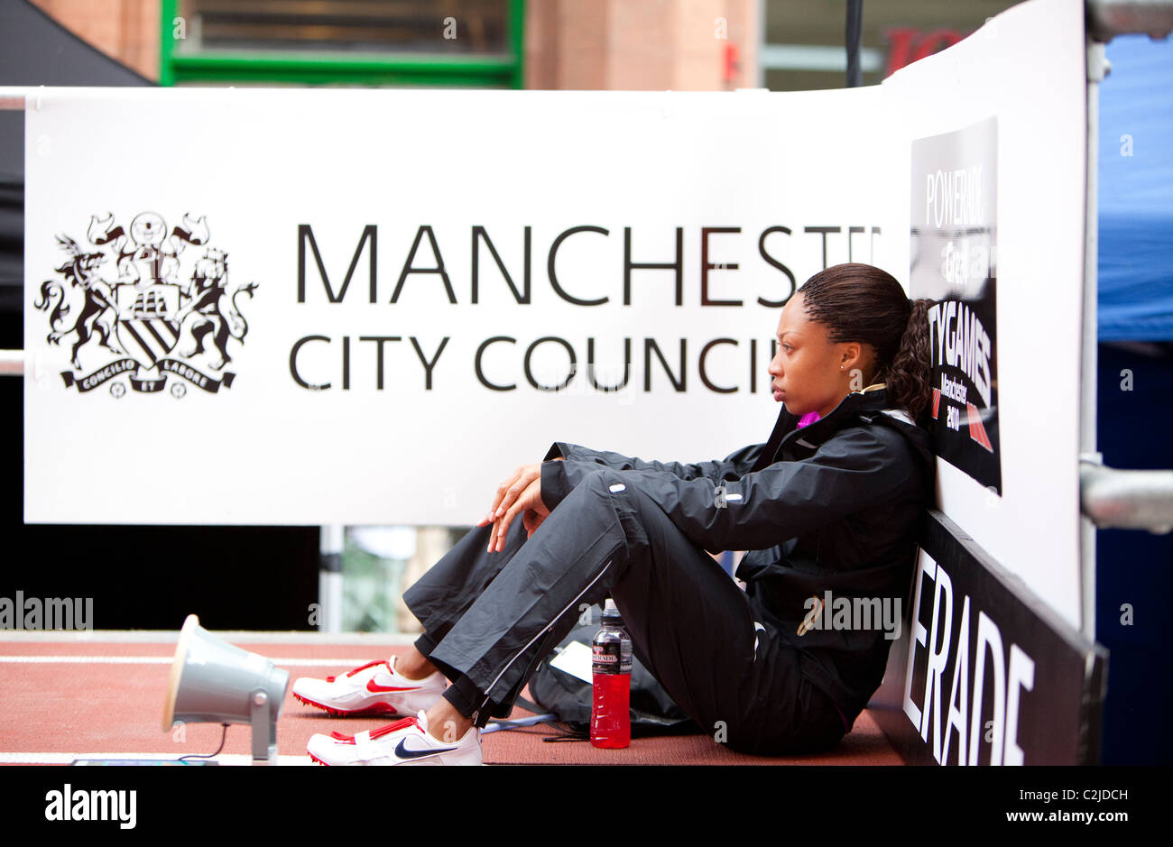 Allyson Felix se sienta centrado antes de su carrera de 200m en el Gran Manchester City Juegos 2010 con el Ayuntamiento de Manchester firmar Foto de stock