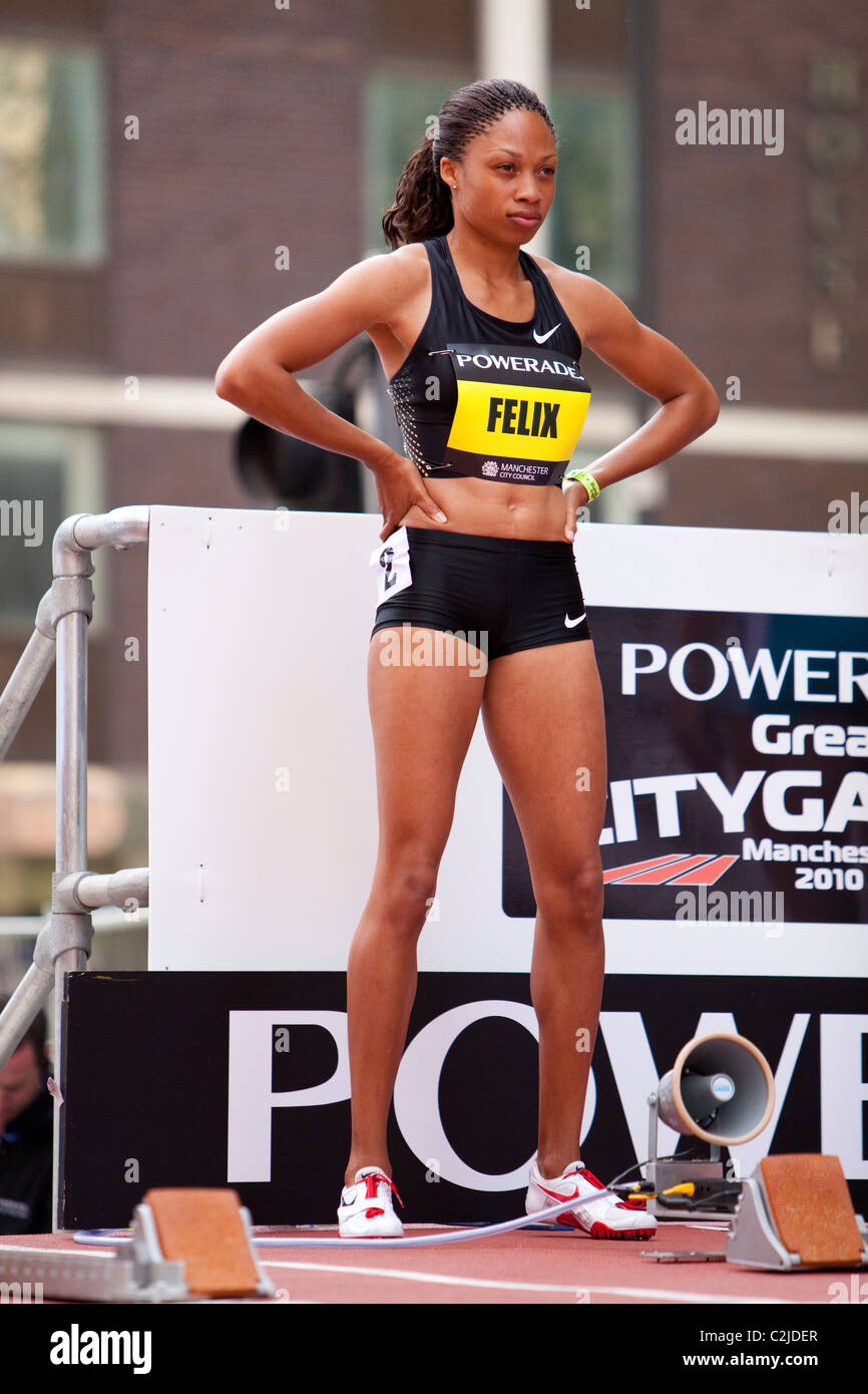 Allyson Felix se ve centrado antes de la carrera de 200m en el Gran Manchester City Juegos 2010 Foto de stock