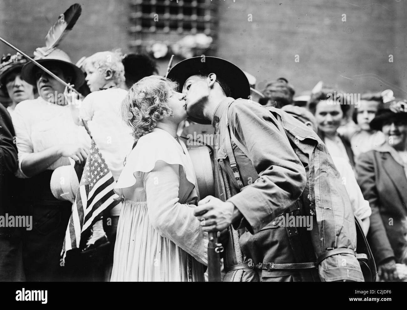 Un beso de despedida Doughboy dejando para Europa con su 12º Regimiento de Nueva York Foto de stock