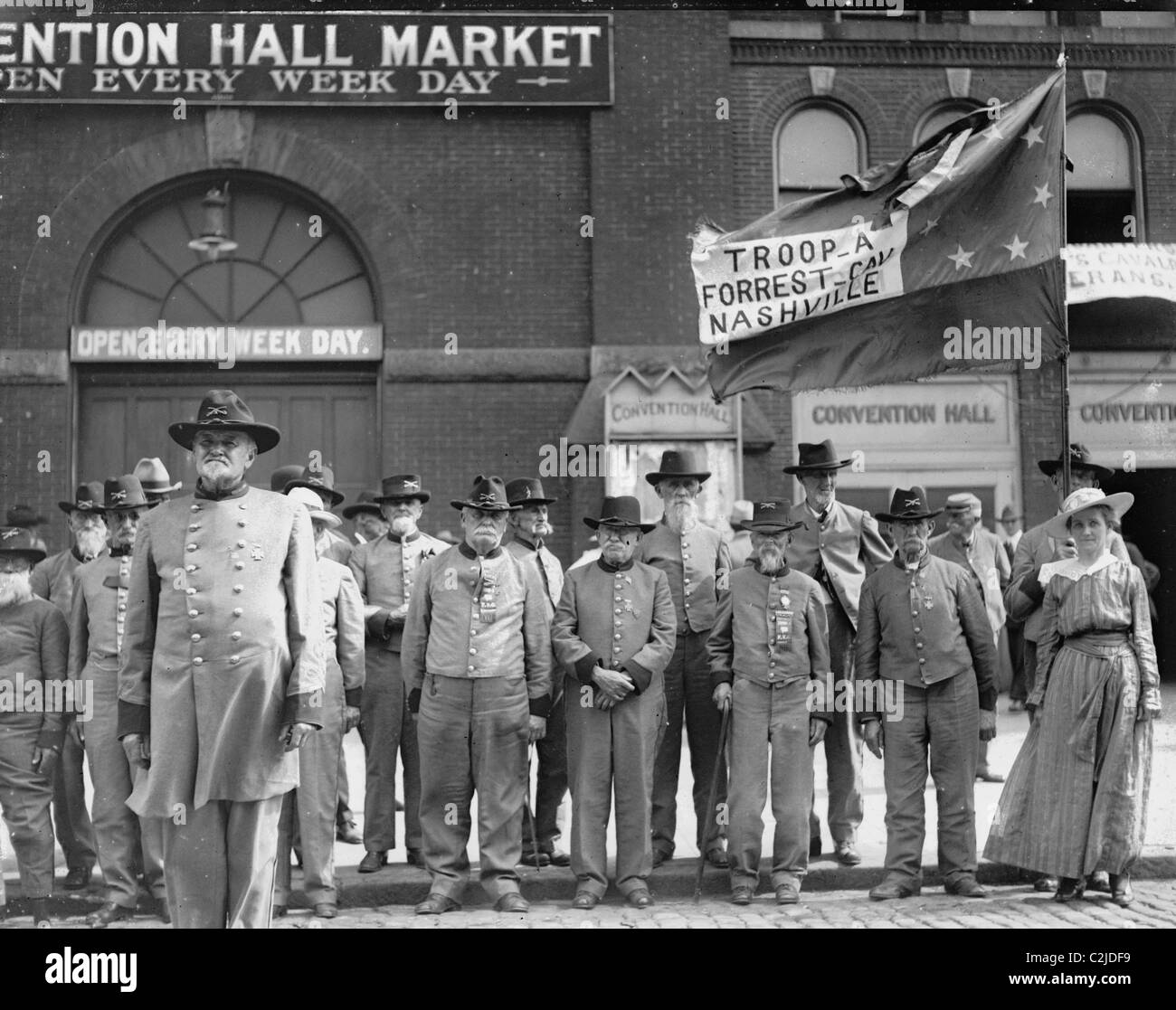 Los veteranos confederados de reunión; los viejos hombres en uniformes de la onu frente de Nashville Convention Hall Market Foto de stock
