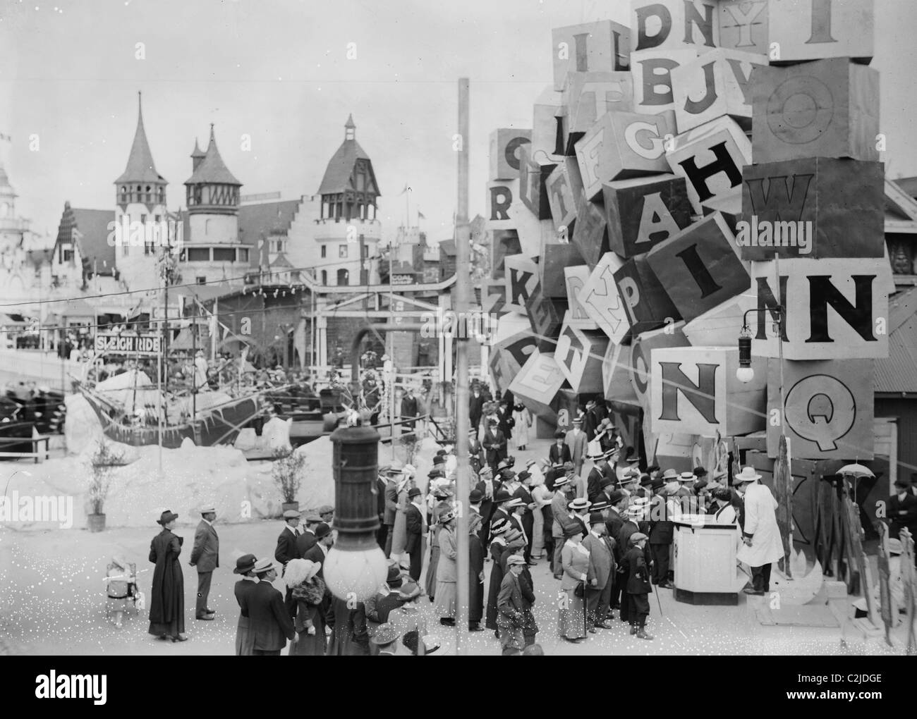 Luna Park Amusements en Coney Island abierto con la carrera de obstáculos. Foto de stock