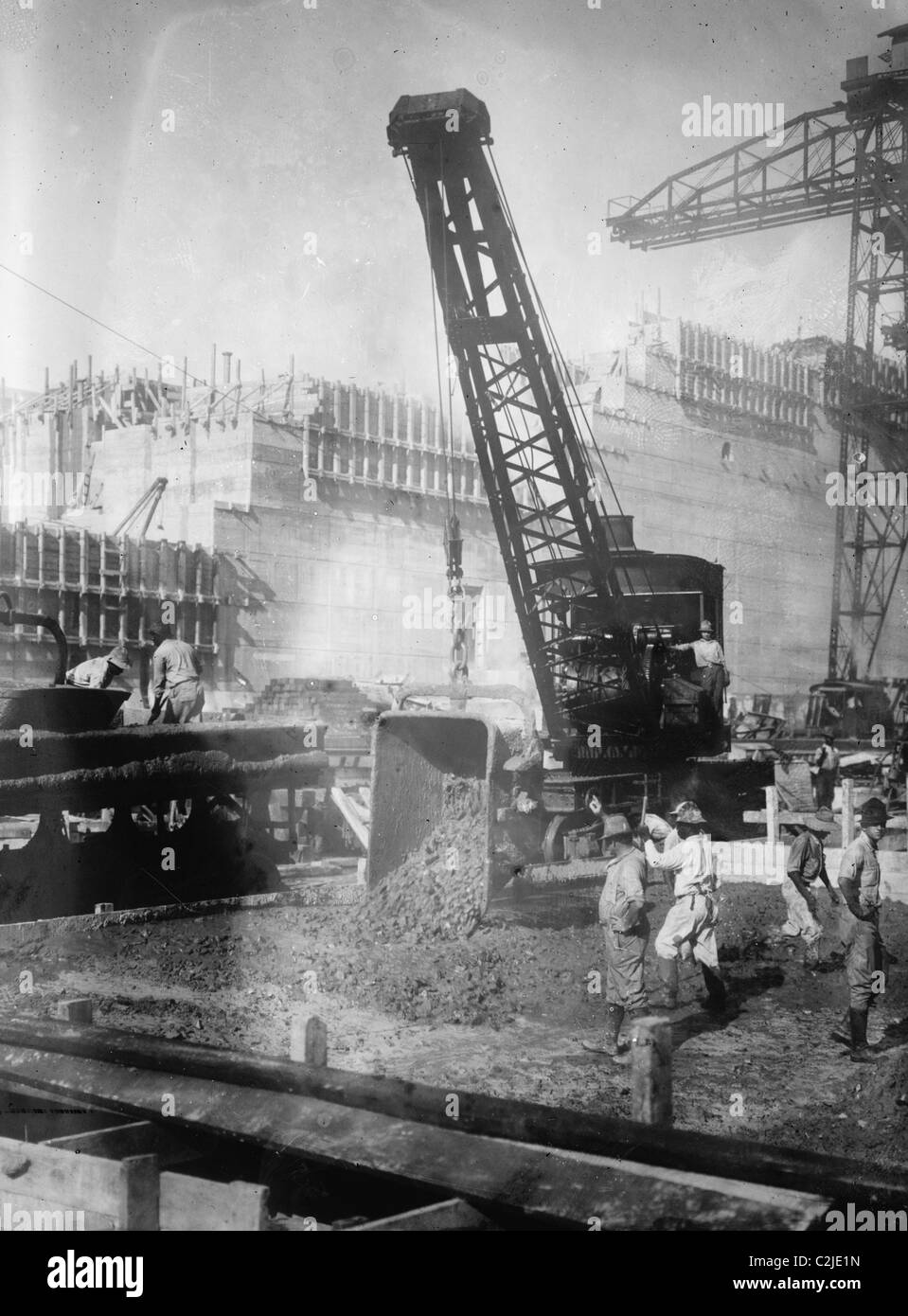 Esclusa de Pedro Miguel. Grúa auxiliar vertido el hormigón, el Canal de Panamá Foto de stock