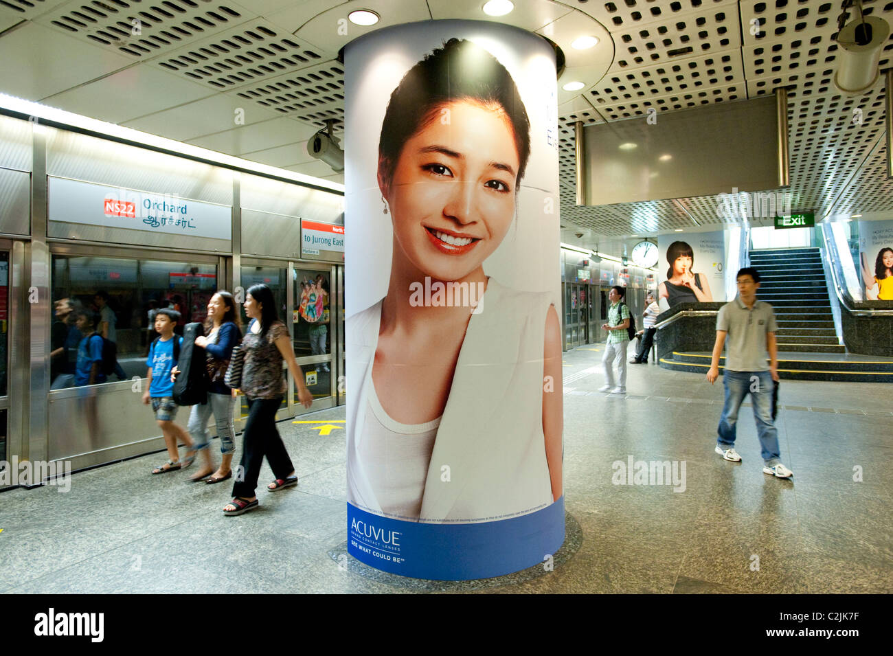 Publicidad llamativa en Singapur a la Mass Rapid Transit (MRT) sistema de metro. Aquí en la Estación Orchard en la línea Norte-Sur Foto de stock