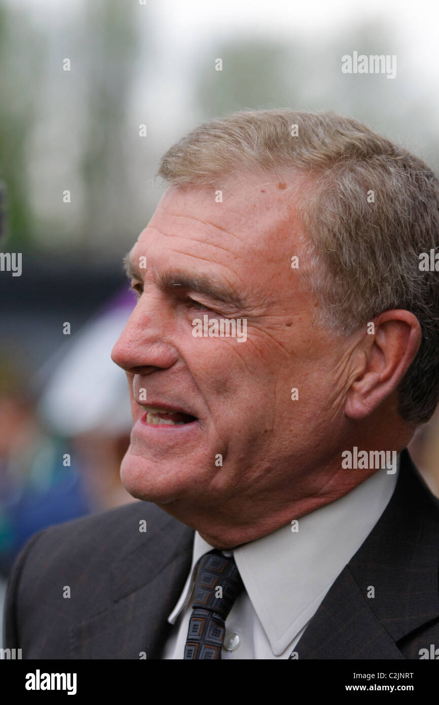 Sir Trevor Brooking en el primer partido de fútbol de la Liga de Mujeres super serie entre Chelsea y Arsenal damas en Tooting FC Foto de stock