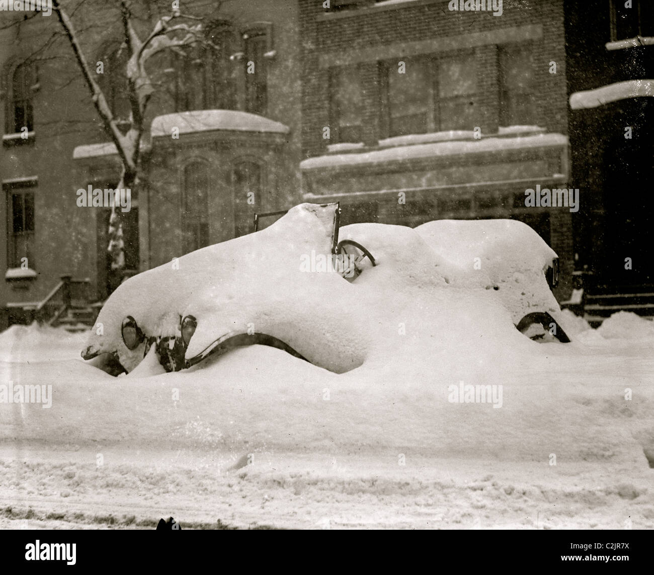 Enterrado como coche estacionado en una calle de Washington DC durante la tormenta de 1922 Foto de stock