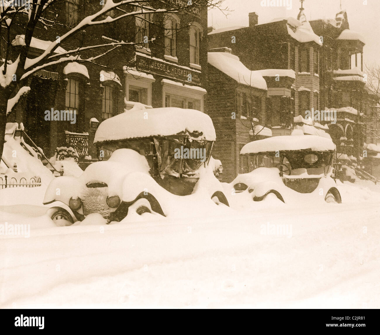 Coches enterrados como estacionado en una calle de Washington DC durante la tormenta de 1923 Foto de stock