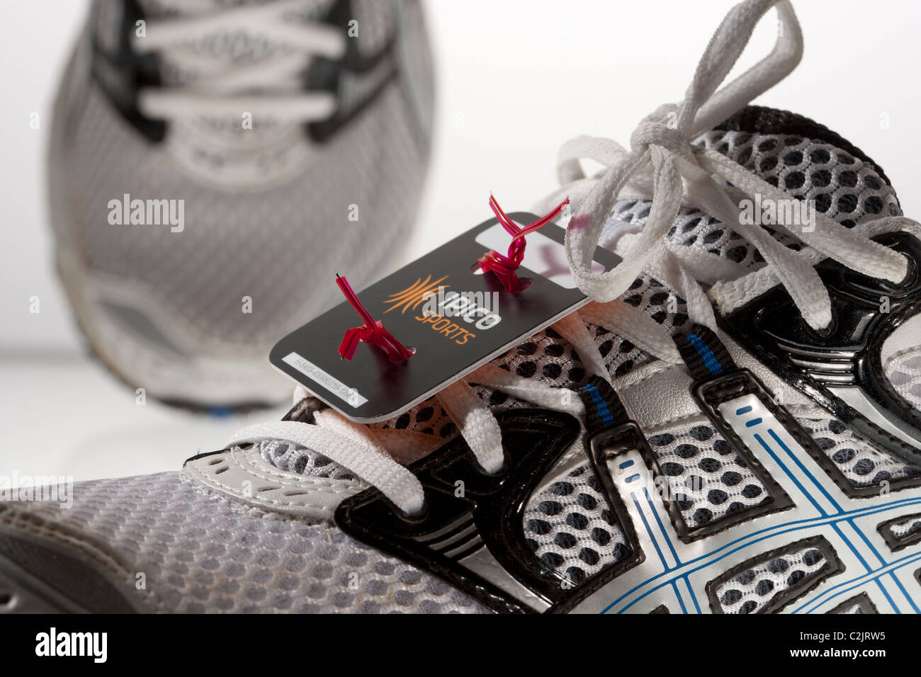 Distribución deporte etiqueta adjunta a las zapatillas de entrenamiento Foto de stock