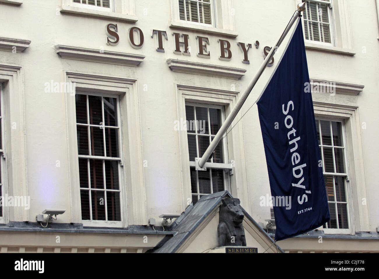 Sotheby's signos en la parte delantera de sus locales de la calle Bond Foto de stock