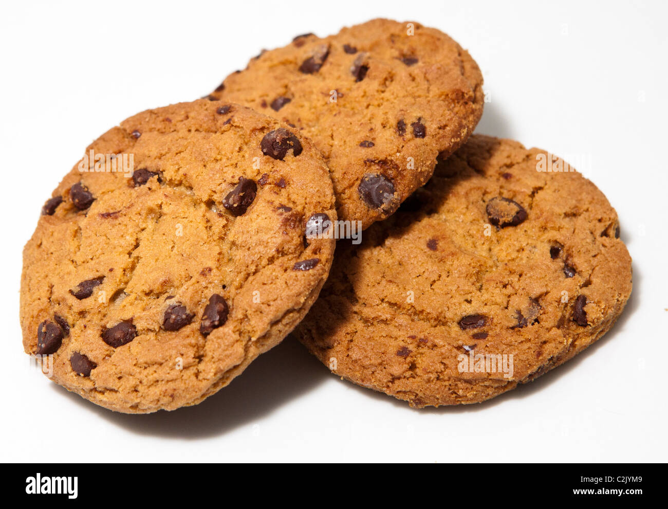 Una pila de tres galletas con trocitos de chocolate Foto de stock